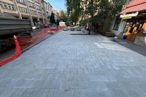 Вулиця Чупринки у Львові: ремонтують тротуар і облаштовують безбар’єрні входи