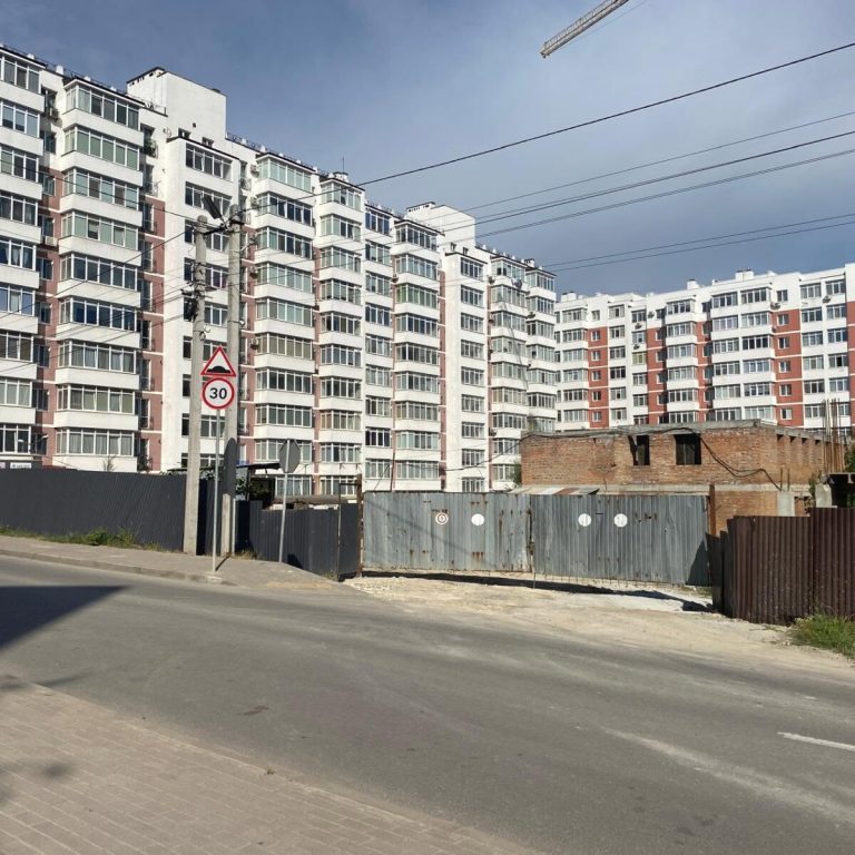 На автостоянці у Винниках відкриють МАФ «Адамика»