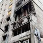 У Львові відновлюють житловий будинок після ракетного удару
