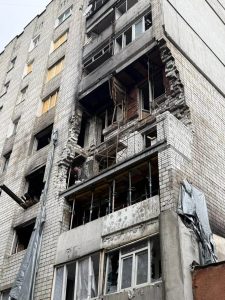 У Львові відновлюють житловий будинок після ракетного удару