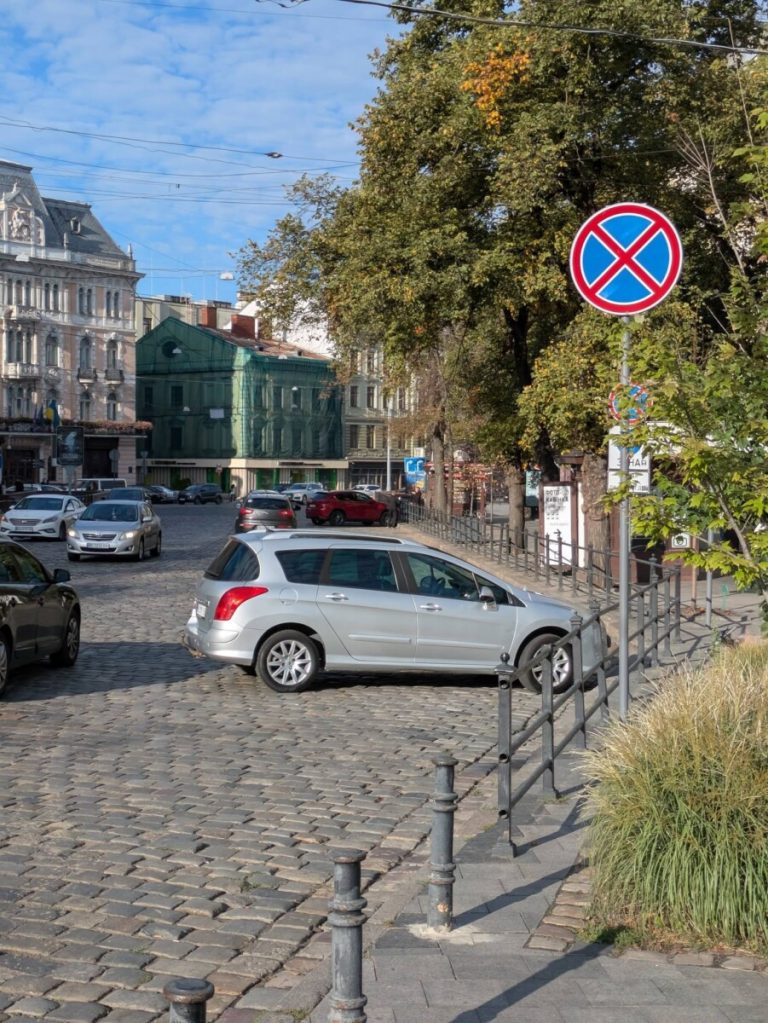 У самому серці Львова автомобілі паралізували рух