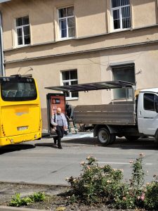 У Львові невідомі розбили скло на автобусній зупинці