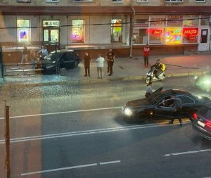 Автівка протаранила зупинку на Пасічній у Львові