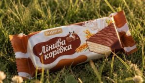 Порошенко перейменував “Ліниву корівку” — улюблені цукерки отримали нову назву