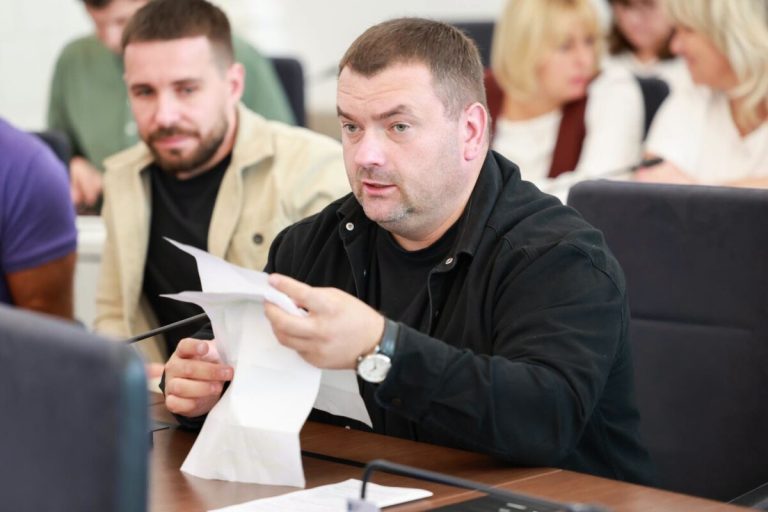 Львівські депутати інсценували благополуччя міста (ФОТО)