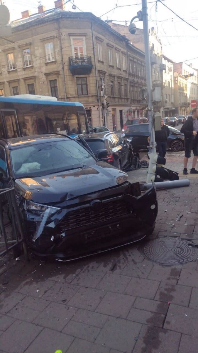 У центрі Львова сталася масштабна автопригода