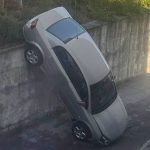 У Львові водій припаркував авто дивним способом
