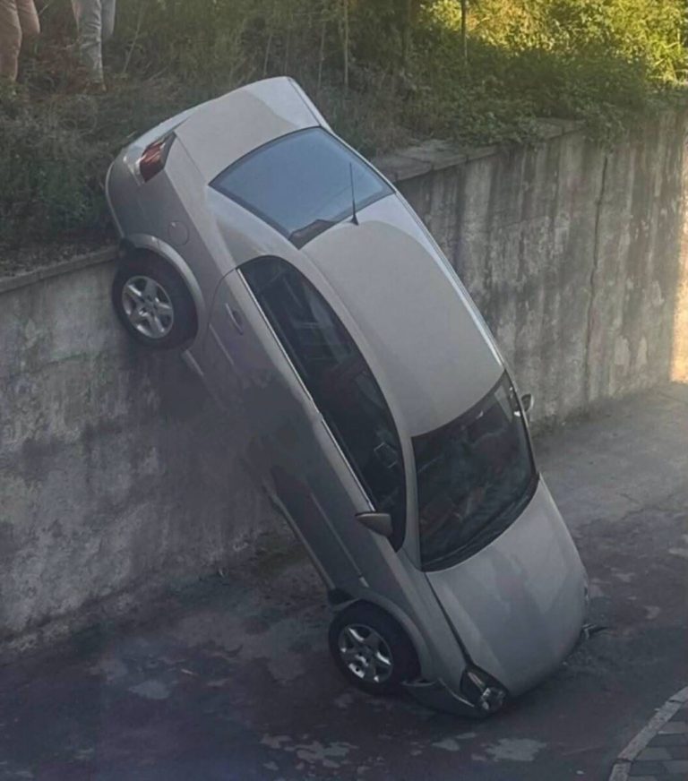 У Львові водій припаркував авто дивним способом