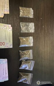 На Львівщині наркоторговці за допомогою рогатки передавали заборонені речовини до виправної установи