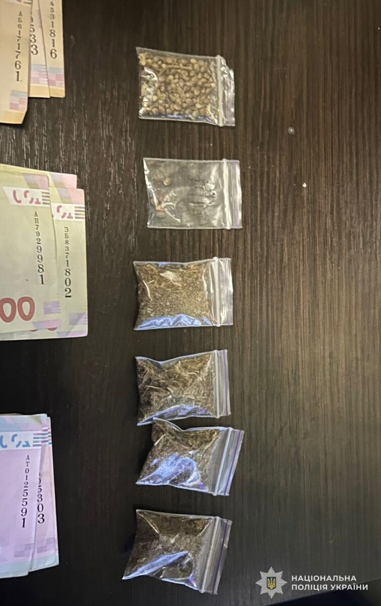 На Львівщині наркоторговці за допомогою рогатки передавали заборонені речовини до виправної установи