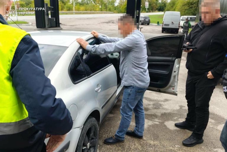 На Львівщині затримали посадовця, який вимагав 500 доларів за ділянку під автостоянку