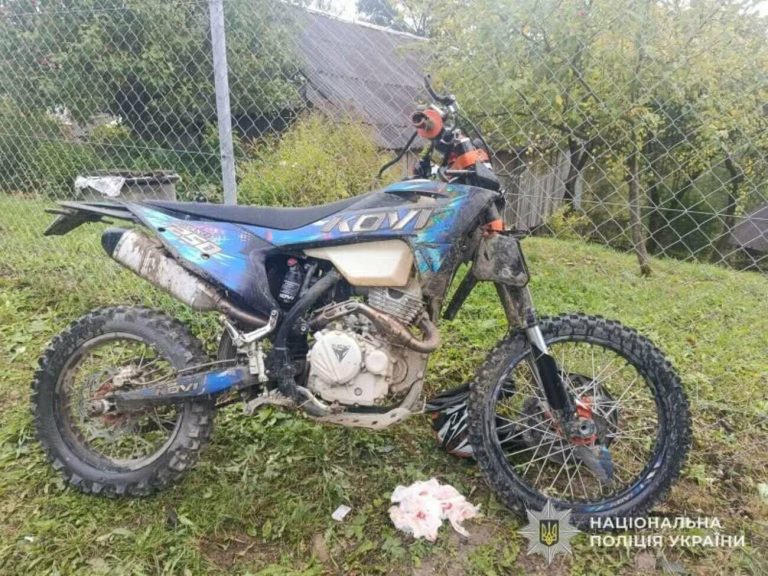 У Львівській області 18-річний мотоцикліст зіткнувся з перешкодою, постраждали двоє людей
