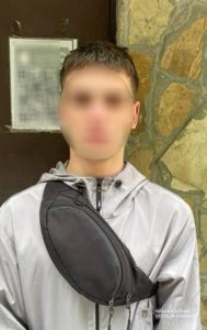 У Львові чоловіка звинуватили в побитті сусіда та викраденні зброї