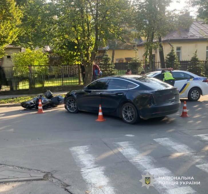 У Львові сталося зіткнення Tesla та Honda, постраждав 40-річний мотоцикліст госпіталізований