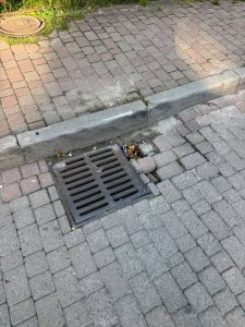 У Львові в житловому районі провалюється бруківка