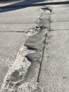У престижному передмісті Львова помітили яскраві автівки