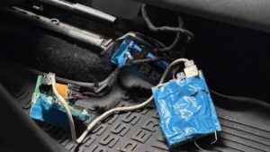 У службовому авто мера Львова виявили прихований прилад для прослуховування