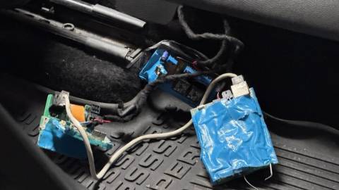 У службовому авто мера Львова виявили прихований прилад для прослуховування