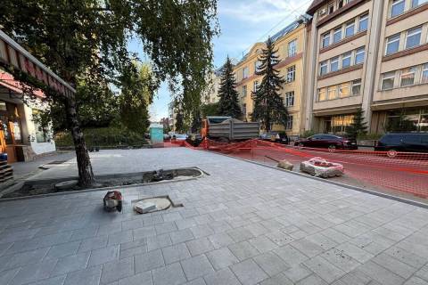 На вулиці Чупринки оновлюють тротуари й облаштовують безбар’єрні входи до закладів