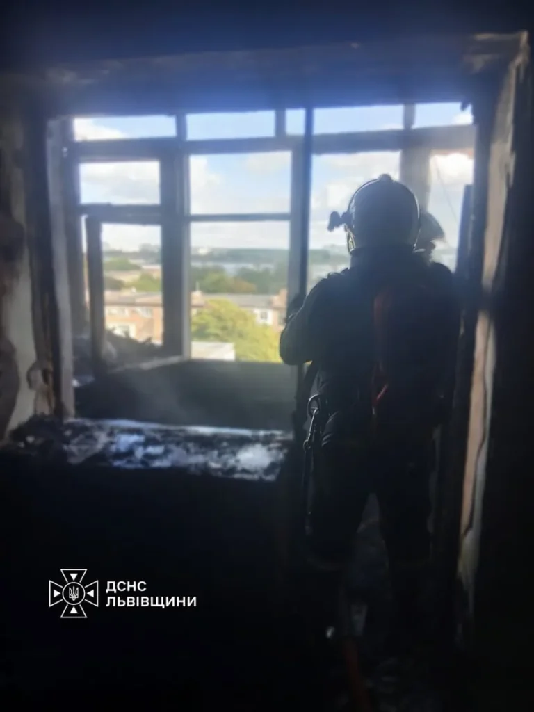 У Шептицькому під час пожежі в багатоповерхівці поранені двоє людей