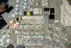 На Львівщині викрили групу, яка за хабарі фальсифікувала звільнення зі служби