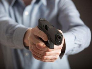 У Львові чоловік приставив до голови перехожого пістолет і вдарив ним
