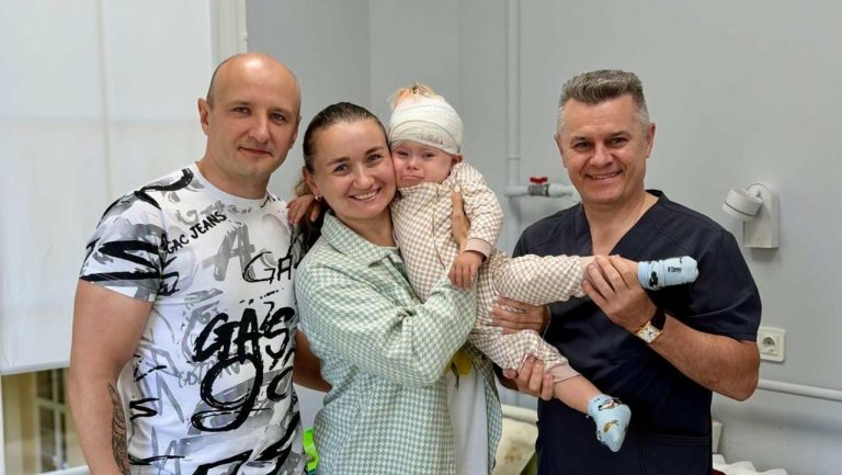 У Львові дворічному хлопчику з синдромом Дауна зробили складну операцію на органі слуху
