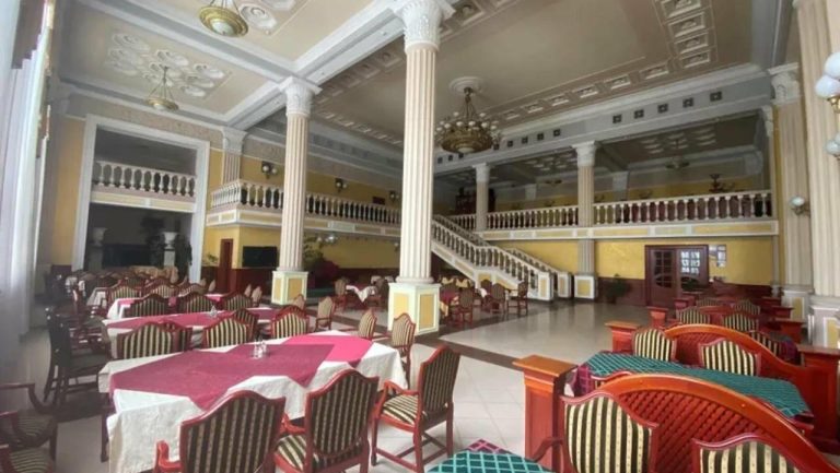 Двоповерховий фудкорт «Львівських круасанів» відкриють на Головному вокзалі Львова