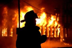 Троє людей врятували під час пожежі на вулиці Науковій у Львові