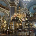 У Львові відновлюють сяйво історичних люстр і світильників Преображенської церкви