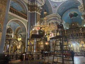 У Львові відновлюють сяйво історичних люстр і світильників Преображенської церкви
