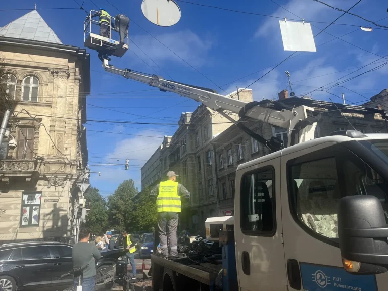 На розі Дорошенка та Словацького у Львові пошкоджено світлофор