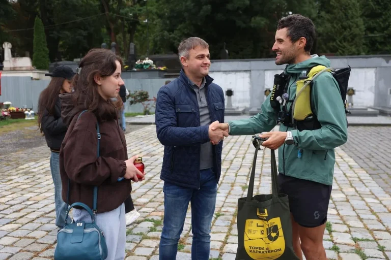 Швейцарець Фредерік Сплендор подолав 4200 кілометрів марафону, щоб підтримати Україну у Львові