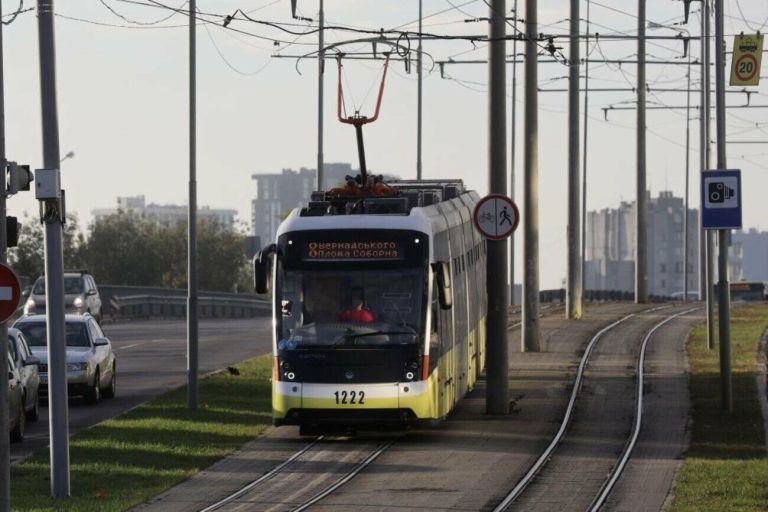 У Львові на Сихові пішохід у навушниках не почув трамвай під час переходу колії