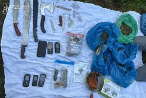 У Самбірському районі виявили посіви конопель біля церкви та 1,6 кг канабісу в домі чоловіка