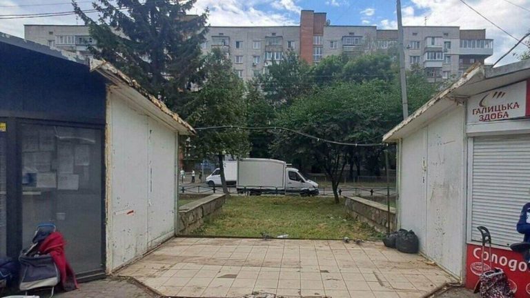 На вулиці Мазепи у Львові розібрали ще п’ять тимчасових споруд під час реконструкції дороги