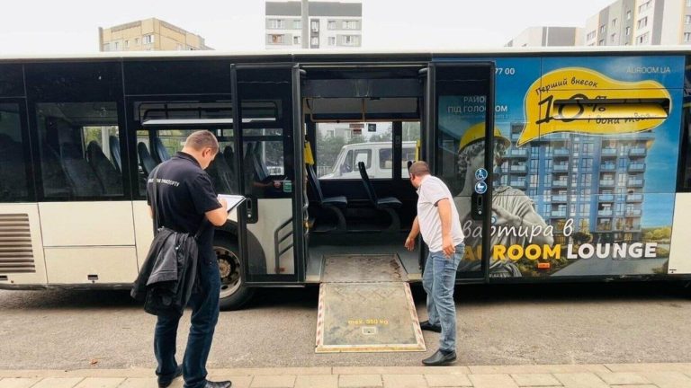 70 штрафів у Львові: перевізників покарали за зупинку автобусів далеко від бордюру