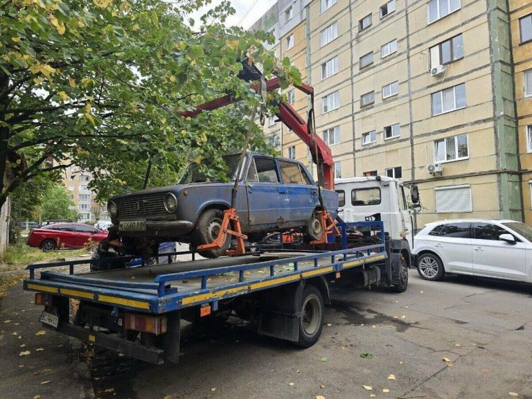 У Львові вивезли ще вісім покинутих авто — загалом уже 127 машин