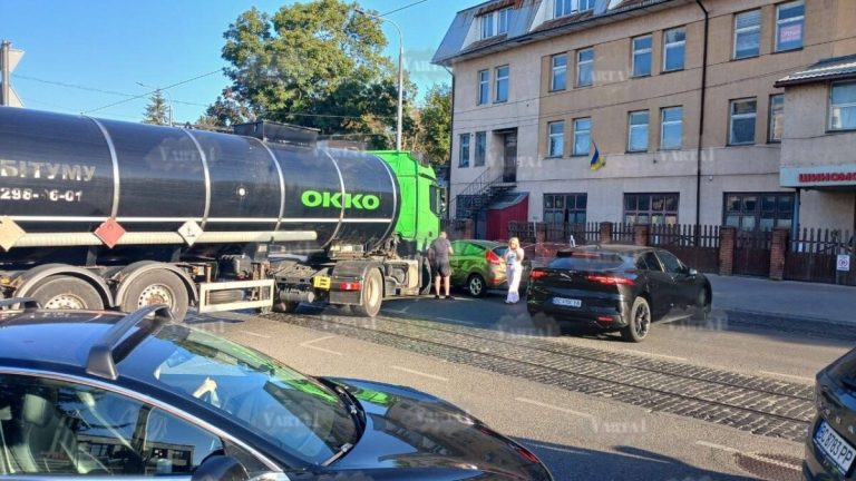 Дорожня пригода за участю бензовоза у Львові