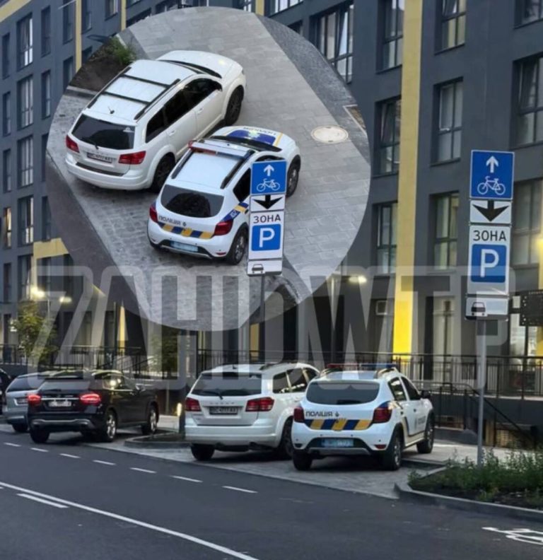 У Львові службове авто поліції припаркували з порушенням правил