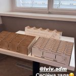 У львівській раді з’явилися спеціальні полиці для смартфонів депутатів