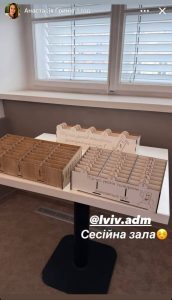У львівській раді з’явилися спеціальні полиці для смартфонів депутатів