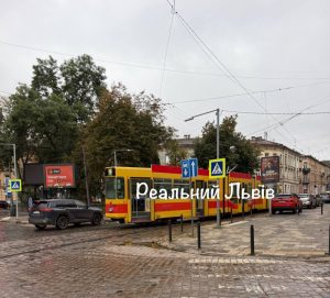 У центрі Львова на площі Франка зійшов з рейок трамвай