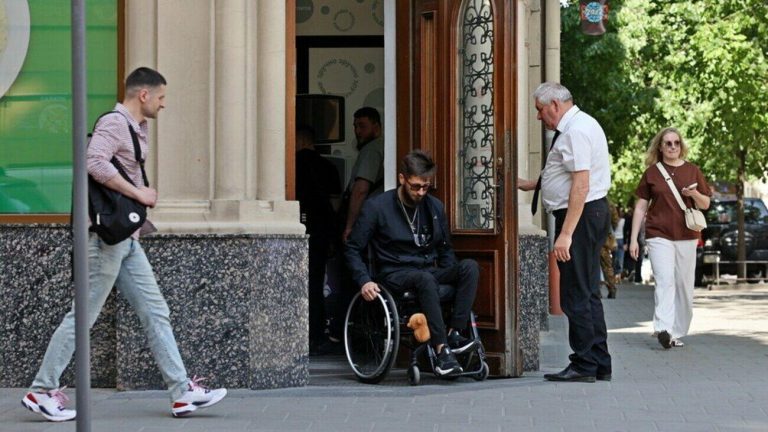 На вулиці Дорошенка у Львові облаштують доступні тротуари та пандуси