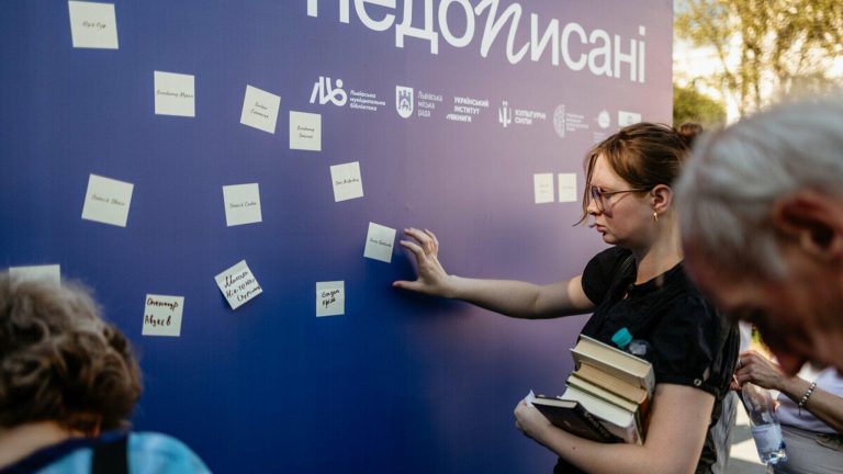У Львові відкрили «Стіну пам’яті» з іменами тих, чиї історії обірвалися назавжди