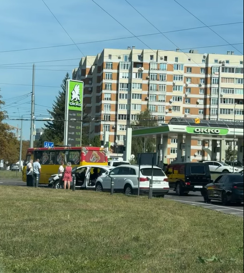 Автомобілі не розминулися на кільці Садового у Львові (ВІДЕО)