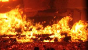 На очах у сусідів полум’я поглинуло хату: на Самбірщині загинув чоловік