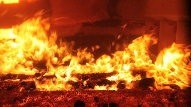 На очах у сусідів полум’я поглинуло хату: на Самбірщині загинув чоловік