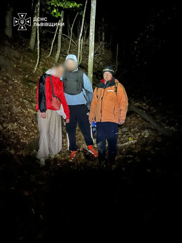 На Львівщині врятували двох туристів, що загубилися під час підйому на Парашку