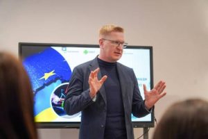 Глава департаменту економічної політики ЛОВА у вересні отримав відпускні понад 40 тисяч